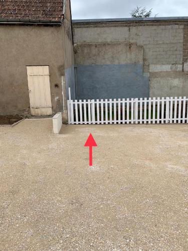 a red arrow pointing to a building with a fence at Nid douillet, 5 min à pied du château d'Amboise in Amboise