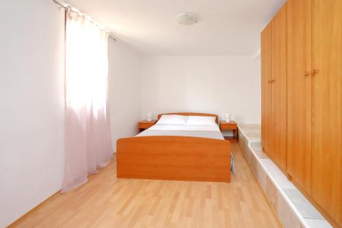 扎達爾的住宿－Pepi Apartments 1，一间卧室配有一张床和一个木制橱柜