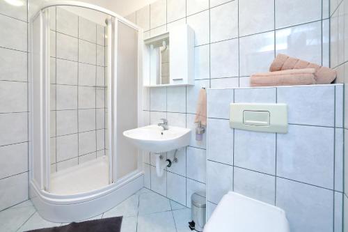 扎達爾的住宿－Pepi Apartments 1，白色的浴室设有水槽和卫生间。