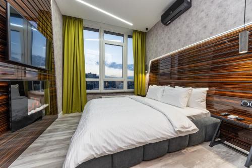 Säng eller sängar i ett rum på Luxury Apartments in Downtown