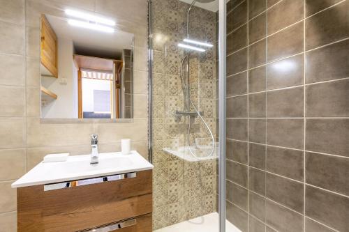 une salle de bain avec un lavabo et une douche dans l'établissement GSI Les Coches, à Les Coches