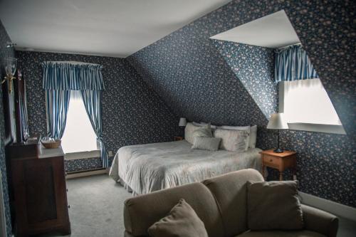 Una cama o camas en una habitación de Deerfield Valley Inn - Mt Snow