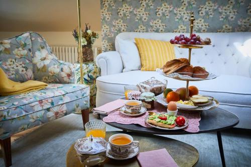 ein Wohnzimmer mit einem Tablett mit Speisen auf dem Tisch in der Unterkunft Helguera Palacio Boutique & Antique in Torrelavega
