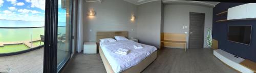 
Un pat sau paturi într-o cameră la Apartamente Sophia Mamaia
