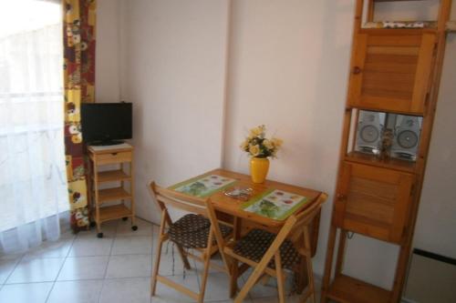 Cette chambre comprend une petite table et des chaises. dans l'établissement Comfortable Flat With Balcony Cannes City Centre, à Cannes