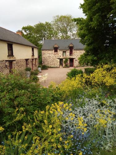 Taman di luar Gîte Le Logis de l'Etang de l'Aune
