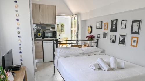 1 dormitorio con 2 toallas blancas en una cama en Top of the city Central studio with Acropolis View, en Atenas
