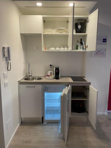 una pequeña cocina con fregadero y encimera en A&F Apartment Padova centro storico, en Padua