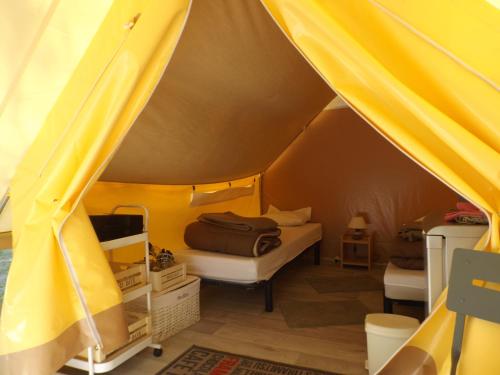 Camping le Chêne tesisinde bir odada yatak veya yataklar