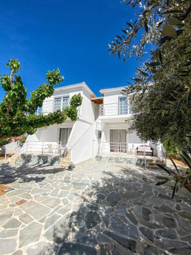 Casa blanca grande con patio de piedra en CASA CUORE Quiet and authentic near the sea, en Káto Ássos