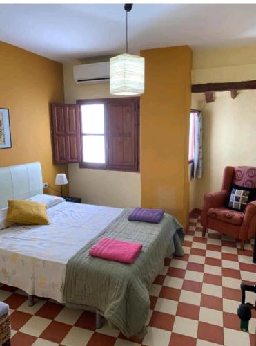 1 dormitorio con 1 cama con 2 almohadas en Casa Rural Hotel La Placeta AYORA, en Ayora