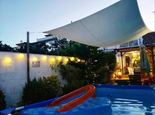 Bazen v nastanitvi oz. blizu nastanitve One bedroom house with private pool garden and wifi at Riogordo