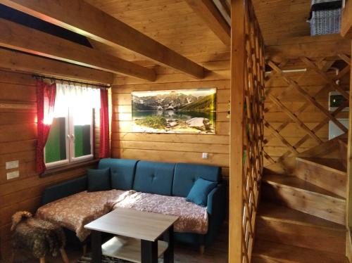 a small room with a bed in a cabin at Domek Na Skarpie in Zubrzyca Dolna