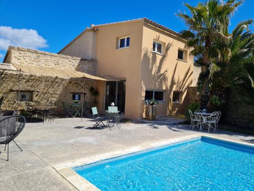 une villa avec piscine et une maison dans l'établissement Domaine La Condamine CRILLON LE BRAVE, à Crillon-le-Brave