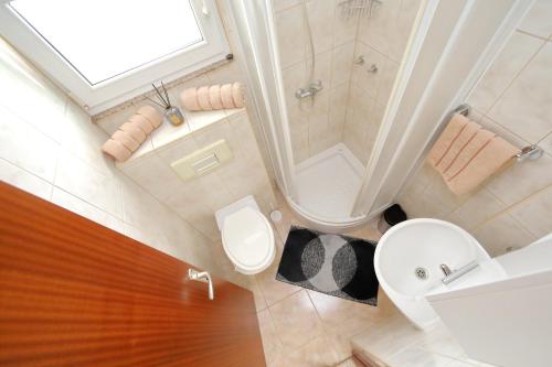 vistas a un baño con aseo y ducha en Pepi Apartments 2 en Zadar