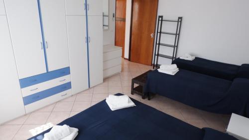 Ένα ή περισσότερα κρεβάτια σε δωμάτιο στο APP4RENT - Appartamento Alghe Rosse