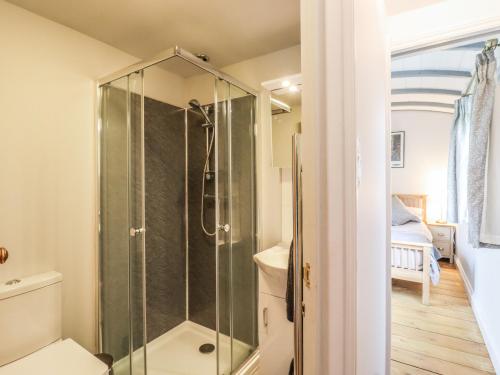 ein Badezimmer mit Dusche mit Glasduschkabine in der Unterkunft The Carriage at High Barn Heritage in Halstead