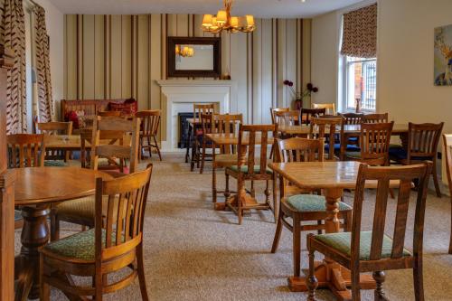 Un restaurante o sitio para comer en The Bucks Head Hotel