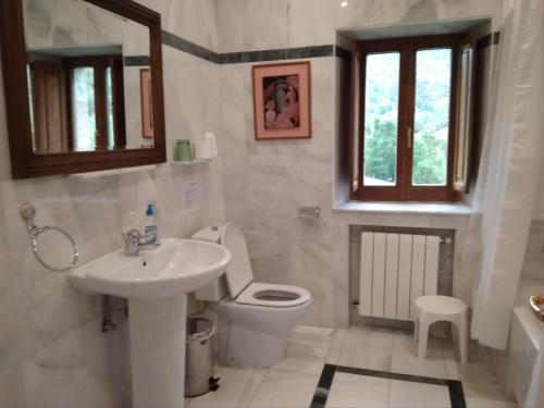 Koupelna v ubytování Casa Rural San Pelayo