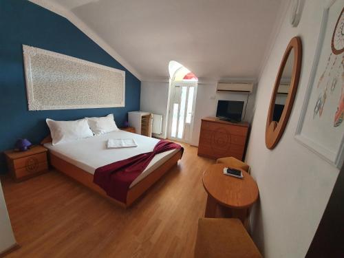 a small bedroom with a bed and a table at Villa ANelu in Mamaia Sat/Năvodari