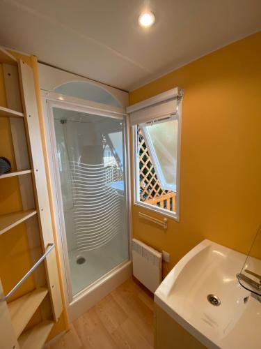 un bagno con doccia e lavandino di Domaine Les Abberts ad Arès