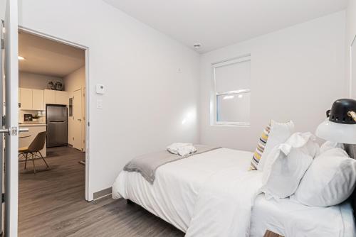 En eller flere senge i et værelse på New Urban and Well Located 1 Bedroom Apartment by Den Stays