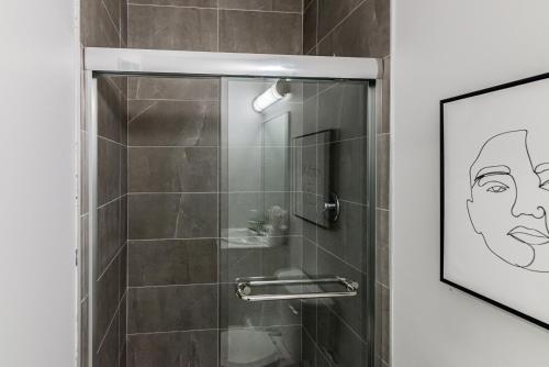 Et badeværelse på New Urban and Well Located 1 Bedroom Apartment by Den Stays
