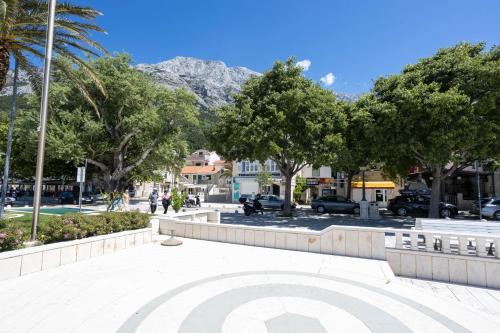 Apartments LORY,ON PROMENADE,BEACH NIKOLINA,WIFI,PARKING