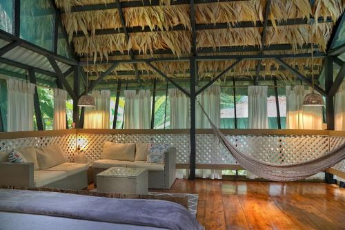 Een zitgedeelte bij Almonds and Corals Jungle Resort