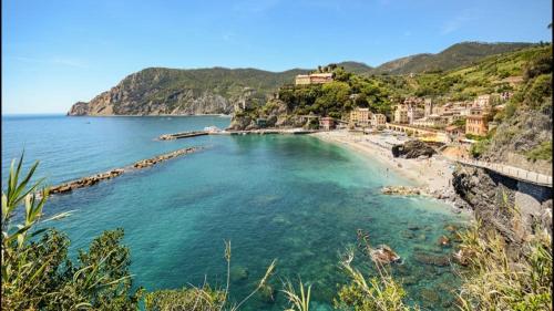 Una vista de una playa con casas y el océano. en A ca du Kubla, en Monterosso al Mare