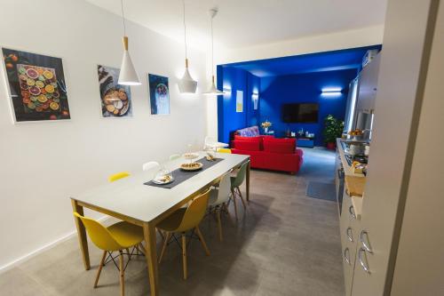 a dining room and living room with a table and chairs at B&B a due passi dal mare in Gela