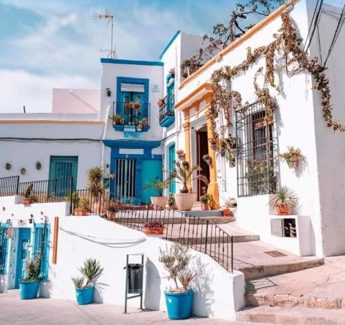 niebiesko-biały dom z doniczkami przed nim w obiekcie La Casa del Cine en Níjar w mieście Níjar