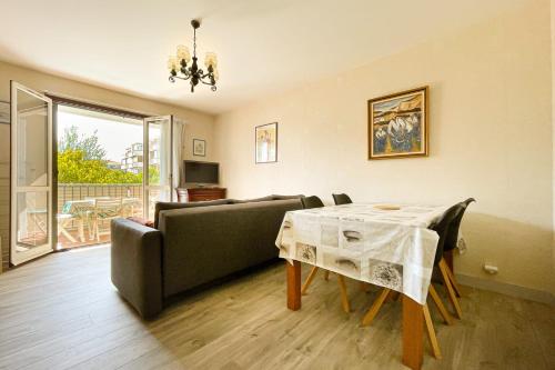 un salon avec un canapé et une table dans l'établissement Superb Apartment With Balcony In Frejus, à Fréjus