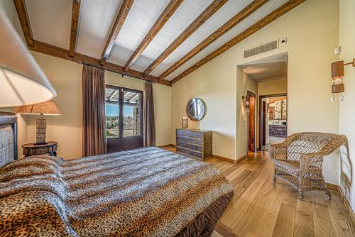 Een bed of bedden in een kamer bij Monte dos Sovadais
