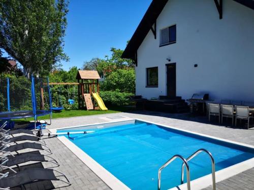 una piscina con un tobogán junto a una casa en No.44 en Balatonfüred