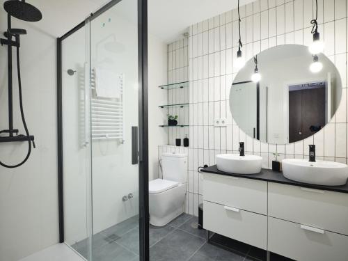 My City Home - Fantastic apartament at Moncloa for students في مدريد: حمام مغسلتين ومرآة