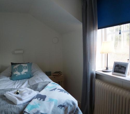 
A bed or beds in a room at Snöå Bruk

