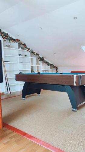a ping pong table in the middle of a room at Casa JyM Fontela 24 in O Pedrouzo
