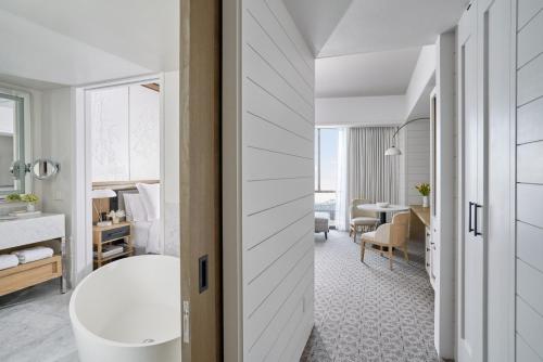 Four Seasons New Orleans tesisinde bir banyo