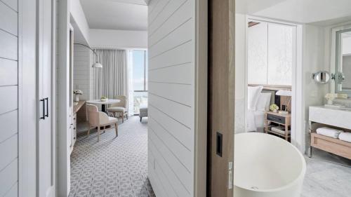 เตียงในห้องที่ Four Seasons New Orleans