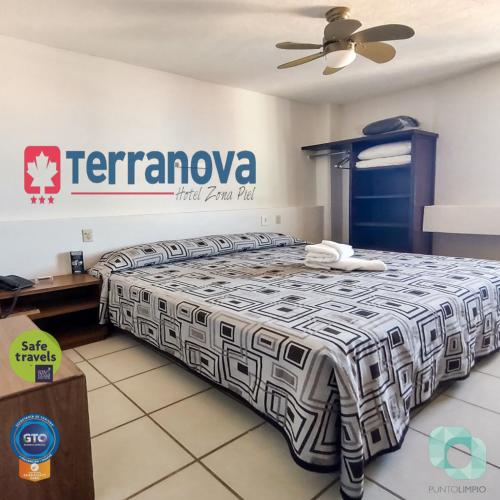 łóżko w pokoju z napisem na ścianie w obiekcie Hotel Terranova w mieście León