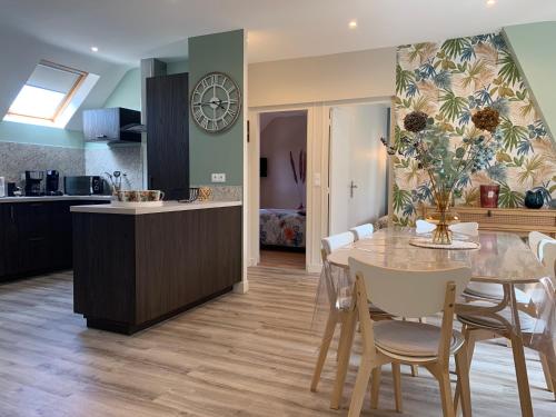 une cuisine et une salle à manger avec une table et des chaises dans l'établissement Entre Cher et Loire, à Pontlevoy