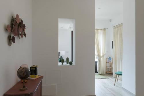 sala de estar con paredes blancas y mesa de madera en B&B Bella Vista, en Matino