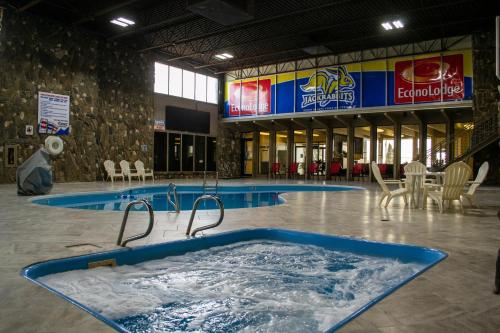 une grande baignoire jacuzzi au milieu d'un bâtiment dans l'établissement Econo Lodge Inn & Suites Brookings, à Brookings