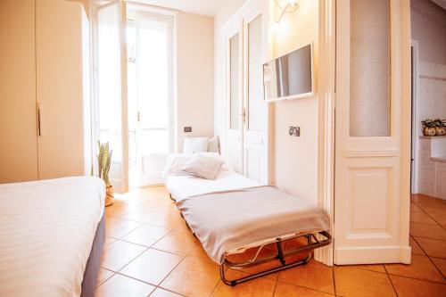 Pokój z dwoma łóżkami i telewizorem na ścianie w obiekcie Casa Ferrero w Albie