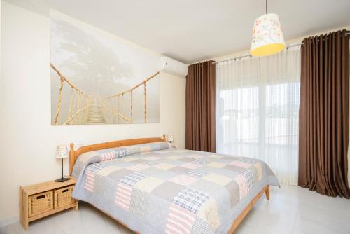 a bedroom with a bed and a large window at Sant Mori in Empuriabrava