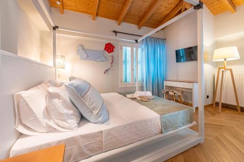 Säng eller sängar i ett rum på IPELHOME - Plaka Boutique Apartments