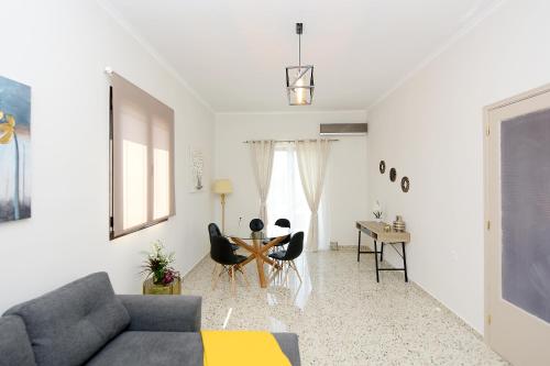 uma sala de estar com um sofá, cadeiras e uma mesa em Alion House in Ilha de Rhodes