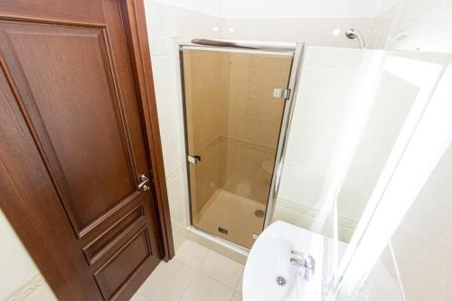 W łazience znajduje się toaleta i przeszklony prysznic. w obiekcie Апартаменти в центрі міста w Iwano-Frankiwsku