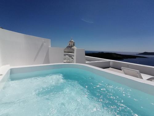 Archontiko Suites Santorini tesisinde veya buraya yakın yüzme havuzu